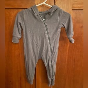 Kyte Baby - Bamboo Jersey Hooded Zippered Romper in Charcoal - size 0-3 months